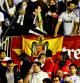 Aficionados del Real Madrid en la grada con una bandera preconstitucional