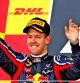 Sebastian Vettel de Red Bull en el podio tras obtener el bicampeonato del Mundial de Fórmula Uno, en Suzuka