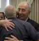 El presidente israelí, Shimon Peres, abraza a Noam Shalit, padre del soldado capturado hace cinco años y que la próxima semana será liberado en Egipto
