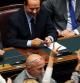 El primer ministro italiano, Silvio Berlusconi, recibe la calurosa felicitación de sus correligionarios.