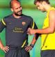 Josep Guardiola dialoga con Gerard Piqué en la Ciutat Esportiva