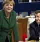 El presidente francés Nicolas Sarkozy sonríe junto a la canciller alemana Angela Merkel, durante la sexta Cumbre de los líderes del G20 celebrada en Cannes