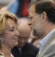 El líder del PP y candidato al gobierno en las próximas elecciones, Mariano Rajoy, saluda a la presidenta de la Comunidad de Madrid, Esperanza Aguirre