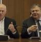 Fotografía facilitada por www.papandreou.gr del primer ministro griego, Giorgos Papandreu, y el ministro de Finanzas griego, Evangelos Venizelos (dcha), durante la reunión del Consejo de Ministros en el Parlamento en Atenas
