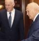 El presidente griego Carolos Papoulias (d) recibe al primer ministro griego Yorgos Papandréu al comkienzo del encuentro que han mantenido en Atenas, Grecia, hoy, miércoles, 9 de noviembre de 2011. El todavía primer ministro de Grecia, el socialista Yorgos Papandréu, anunció hoy que se ha cerrado un acuerdo para formar un Gobierno de unidad nacional que garantice la permanencia del país en el euro y la aplicación del acuerdo de rescate.