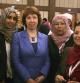 La Representante de la Unión Europea para Asuntos Exteriores y Política de Seguridad, Catherine Ashton, posa junto a varias mujeres libias, en Trípoli