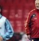 El seleccionador español, Vicente del Bosque, sigue las evoluciones de sus jugadores durante el entrenamiento efectuado esta tarde en el estadio de Wembley, en la víspera del partido amistoso que les enfrenta mañana a Inglaterra