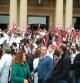 Un grupo de médicos protestan en la puerta de Vall d'Hebron