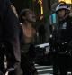 Una manifestante grita a la policía durante el desalojo de los indigados de Occupy Wall Street del parque Zuccotti de Nueva York