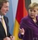 La canciller alemana Ángela Merkel mira al primer ministro irlandés Enda Kenny, durante una rueda de prensa que ha tenido lugar en la cancillería de Berlín
