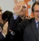 El cabeza de lista de CiU, Josep Duran i Lleida, observa al presidente de Catalunya, Artur Mas, quién ha dicoh que su partido ha conseguido un 'triplete'