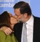 Mariano Rajoy besa a su esposa Elvira Fernández en el palco de la sede popular de Génova