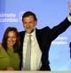 Mariano Rajoy, junto a su mujer, saludando a los militantes del PP en la sede de Génova