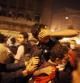 Manifestantes egipcios trasladan a un joven que sufre los efectos del gas lacrimógeno cerca de la plaza Tahrir de El Cairo