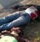 Imagen tomada de un video de Youtube en las que se observa a dos personas muertas por las fuerzas de seguridad sirias en la carretera entre Sirmin y Idlib