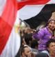 Miles de personas se congregaron ayer en la Tahrir exigiendo que la junta militar deje el poder, y frente a la sede del Gobierno una sentada trataba de impedir el acceso al nuevo primer ministro, Kamal al Ganzuri
