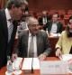 Francesc Homs conversa con los diputados del PSC Joaquim Nadal y Rocío Martínez-Sampere, durante la comisión parlamentaria sobre el pacto fiscal finalizada el pasado octubre