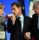 Sarkozy besa la mano de Merkel ante Monti, en Estrasburgo