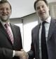 El líder del PP y próximo jefe del Ejecutivo, Mariano Rajoy, saluda al viceprimer ministro británico, Nick Clegg.