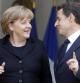 Sarkozy saluda a Merkel a su llegada al palacio del Elíseo