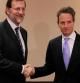 Fotografía cedida por el PP del saludo entre el presidente del partido, Mariano Rajoy, y el secretario estadounidense del Tesoro, Timothy Geithner