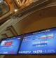 Imagen de dos paneles en el interior del Palacio de la Bolsa de Madtrid con la cotización de la prima de riesgo, que subía hasta 343 puntos básico, en una sesión en la que el Ibex-35 registraba moderadas pérdidas