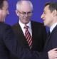 Cameron y Sarkozy se saludan frente a Van Rompuy en Bruselas