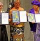 La yemení Tawakkul Karman, la activista liberiana Leymah Gbowee y la presidenta Liberia Ellen Johnson-Sirleaf con los galardones del premio Nobel de la Paz 2011, durante la ceremonia en Oslo