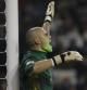 El portero del FC Barcelona Víctor Valdés da instrucciones a sus compañeros
