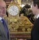 El Rey, ya sin gafas, saluda al presidente del Gobierno en funciones, José Luis Rodríguez Zapatero, este mediodía al inicio del almuerzo de despedida al Gobierno saliente