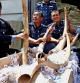 Policías de Malasia muestran los colmillos de elefante africano y objetos de marfil valorados en unos 1,2 millones de dólares (959.000 euros) decomisados