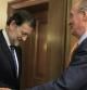 El rey Juan Carlos saluda al presidente del Partido Popular, Mariano Rajoy, a quien ha recibido en audiencia en el Palacio de la Zarzuela
