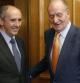 El rey Juan Carlos saluda al diputado del PNV Josu Erkoreka, a quien recibió dentro de la ronda de consultas con los portavoces de las formaciones políticas para proponer candidato a la investidura del Gobierno