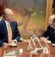 El rey Juan Carlos conversa con el presidente del grupo socialista en el Congreso de los Diputados, Alfredo Pérez Rubalcaba