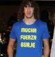 Puyol muestra la camiseta para dar ánimo a Villa que lucirán los futbolistas del Barça en la final del Mundial de Clubes
