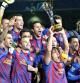 Los jugadores del Barça celebran la victoria ante el Santos mientras Puyol levanta la Copa