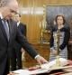 Jorge FernándezDíaz jura su cargo como ministro del Interior ante los Reyes en el Palacio de la Zarzuela, con un ejemplar de la Constitución y otro de la Biblia.