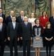 Los Reyes posan con el jefe del Ejecutivo, Mariano Rajoy (3-i, primera fila), y los trece ministros, nueve hombres y cuatro mujeres, que forman su primer Gobierno y que han jurado sus cargos ante el rey en una ceremonia celebrada en el Palacio de la Zarzuela