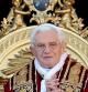 El papa Benedicto XVI pronuncia el tradicional Mensaje de Navidad ante las miles de personas reunidas en la Plaza de San Pedro del Vaticano