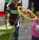 Tres niños juegan con burbujas gigantes de jabón en el Festival de la Infancia de Barcelona 2011