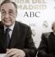 Florentino Pérez (i), presidente del Real Madrid, y el presidente de honor Alfredo Di Stéfano (d), en la presentación hoy en el estadio Santiago Bernabéu del Libro de la historia del club blanco que va a difundir el diario ABC