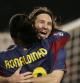 Leo Messi abraza a Ronaldinho en un partido de Liga durante su etapa juntos en el Barça