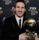 El argentino Leo Messi posa con su tercer balón de oro