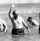 Manuel Fraga y el embajador de EE.UU. se bañan en la playa de Palomares, el 8 de marzo de 1966