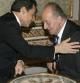 El rey Juan Carlos charla con el presidente francés, Nicolas Sarkozy, durante el encuentro que han mantenido hoy en el Palacio Real antes de imponerle el Collar de la Orden del Toisón de Oro.