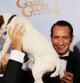 El productor Thomas Langmann, la actriz Missi Pyle, el perro Uggie, el actor Jean Dujardin y el director Michel Hazanaviciu celebran el galardón en la ceremonia de los Globos de Oro