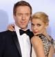 La actriz estadounidense Claire Danes y su colega británico Damian Lewis (i) posan con sus premios a la Mejor Serie Dramática de Televisión por 'Homeland', durante la ceremonia de la 69 edición de los Globos de Oro