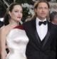 Angelina Jolie de Versace junto a Brad Pitt