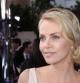 Charlize Theron, en el momento de brindar por el Charlize Theron Africa Outreach Project, en los Globos de Oro