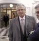 El juez Baltasar Garzón (i), junto a Agustín Zurita Pinilla, jefe de la Oficina de Prensa del Consejo General del Poder Judicial, a su llegada al Tribunal Supremo donde hoy comienza a ser juzgado por prevaricación por declararse competente para investigar los crímenes del franquismo.